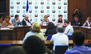 La Comisión de Control. Los miembros de la Comisión de Control presidida por la concejala Aitziber San Román. ::                             LUSA