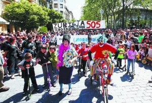 Marcha festiva. Un grupo de niños encabezó la manifestación para la moratoria. ::                             NAGORE IRAOLA