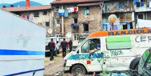 Investigación. Varios ertzainas analizan la zona donde se halla la chabola utilizada como garaje en la que M.F.F. fue brutalmente agredida. ::                             JOSÉ MARI LÓPEZ