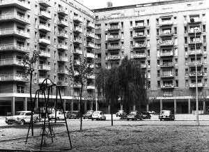 La plaza recibió su nombre por el sauce que creció allí espontáneamente. ::
KUTXA FOTOTEKA