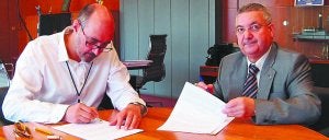 Astigarraga y Buen firman el contrato en el despacho de este último.
