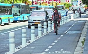 En la ruta. El carril reservado para bicis en el Boulevard ya ha sido estrenado por los ciclistas. ::                             NAGORE IRAOLA