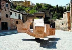 Retorno. La escultura 'Lugar de encuentro V', en la plaza de Alfonso VI. ::                             ISMAEL HERRERO / EFE