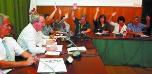 Relevo. El alcalde de Urnieta, Mikel Izagirre (UDA), contempla cómo los representantes de PNV y PSE votan a favor del cambio de representante en San Marcos. ::                             ARIZMENDI