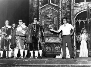 Alfredo Kraus, durante un ensayo en el Victoria Eugenia. ::
KUTXA FOTOTEKA