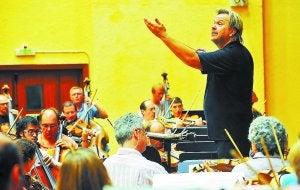 Ensayo. El director Ari Rasilainen, durante su toma de contacto con la Orquesta Sinfónica de Euskadi. ::
UNANUE