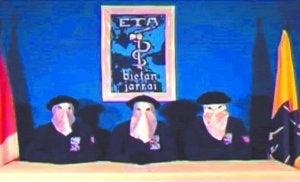 El comunicado. Imagen del vídeo en el que tres etarras informan de su decisión de no atentar. La portavoz que leyó el texto en euskera es la situada en el medio. ::                             AP/GARA.NET