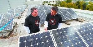 Tras la firma del Pacto, José Antonio Santano y Xabier Garmendia visitaron las placas solares del recinto ferial Ficoba. ::
F. DE LA HERA