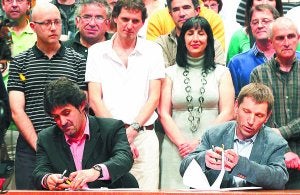 Pello Urizar (EA) y Rufi Etxeberria (izquierda abertzale) firman el acuerdo del Euskalduna. ::                             TELEPRESS