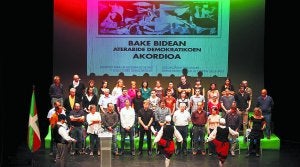 Acto conjunto. Dantzaris bailan el aurresku ante los representantes de la treintena de organizaciones firmantes del documento de Gernika. ::                             TELEPRESS