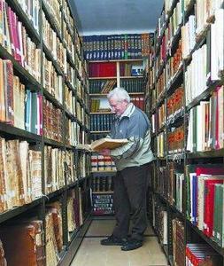 La biblioteca y su responsable, Joseba Etxeberria. ::                             MIKEL FRAILE