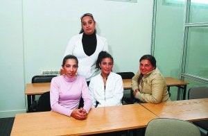 Joana Jiménez, María Jiménez, Soledad Jiménez y María Hernández, en el local cedido por Cruz Roja a Flamenco del Norte. ::
F. PORTU