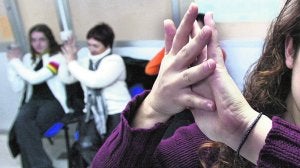 Jóvenes durante una clase de lenguaje de signos en una academia de Vitoria. ::
NURIA GONZÁLEZ