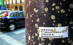 Pegatina diminuta (de apenas dos dedos de anchura) que aspira a plantar cara a una gigantesca compañía multinacional. En la calle San Martín con Marina.