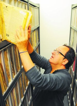 Entre discos. El director de Eresbil, Jon Bagües, repasa una de las colecciones de vinilos que guarda el Archivo. ::
J. M. LÓPEZ
