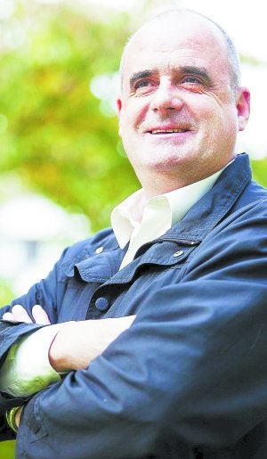 Sonriente. Joseba Egibar,    analiza la situación política.         ::                                                        MICHELENA