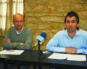 Ubaldo Ortiz y Ekai Txapartegi durante la rueda de prensa. ::
AMAXKAR