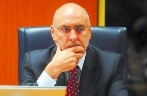 El consejero de Interior, Rodolfo Ares, durante su comparecencia ante la Comisión de Interior del Parlamento Vasco. ::                             IOSU ONANDIA