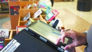 Bibliotecas a la última. Un usuario de la red de bibliotecas municipales trabaja con uno de los e-book que hay a préstamo. ::                             MICHELENA