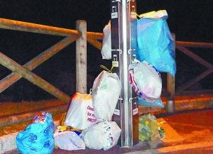 Uno de los postes en una jornada de recogida de envases. ::
JUANFER