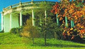 En lo alto de Amaskar. El mirador de la imponente villa Vista Alegre, con las mejores vistas .