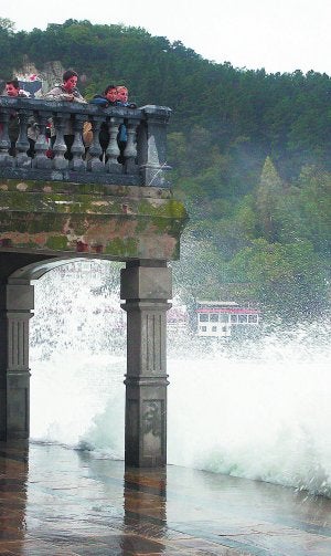 Espectáculo. Los niños miraban cómo las olas golpeaban ayer en el malecón de Zarautz. ::                             ARIZMENDI