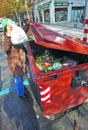 Un vecino de Amara utiliza el contenedor marrón. ::                             NAGORE IRAOLA