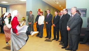 Inauguración. Las dantzaris bailaron ayer durante el acto de inauguración oficial. ::                             KLISK