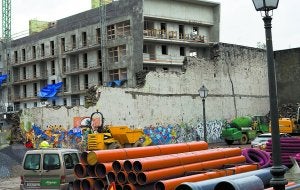 El frontón de la calle Santiago está siendo actualmente objeto de obras de mejora. ::                             DE LA HERA