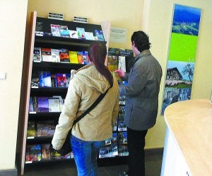 Dos turistas ojean información en la Oficina de Turismo. ::
ETXEBERRIA