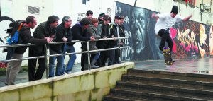Jóvenes aficionados al skate, ayer junto a los ediles en el skate park de Usabal. ::
KLISK
