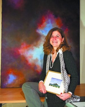 Espacios abiertos. Concha de la Serna posa junto a su obra. ::
USOZ