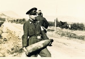 Madrid. Un guardia de asalto recoge un obús enemigo que no llegó a estallar, en Guadarrama. ::
ARCHIVO ROJO. AUTOR: ALBERO Y SEGOVIA