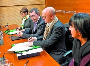 Markel Olano y Odón Elorza, en la firma del convenio. ::                             USOZ