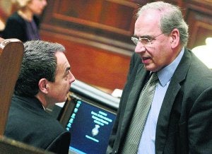 El presidente Zapatero atiende los comentarios de Alfonso Guerra. ::
EFE