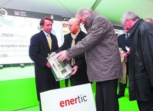 Elorza, junto a Beltrán y Maitia, proceden a colocar la primera piedra de Enertic. ::                             ARIZMENDI