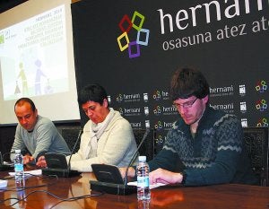 Asier Etxenike, de Aztiker, Marian Beitialarrangoitia y Unai Erroizenea. ::
JUANFER