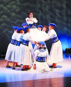 Los dantzaris de Alurr dantza taldea durante una actuación. ::