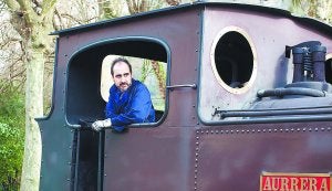 Juanjo Olaizola. El director del Museo, estos últimos días, en uno de sus viajes en tren de vapor hacia Lasao. ::
E.A.