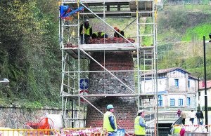 La chimenea que se alzaba sobre la fábrica de boinas, retirada de la zona en 2007 y las labores de recuperación de la misma. ::
SUDUPE