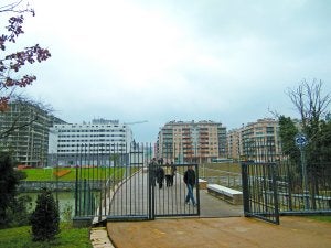 La pasarela tiene una prolongada pendiente que hace dicífil el tránsito a minusválidos. ::
E.K.