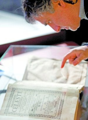 'Paranympho Celeste'. Un visitante contempla el libro que recoge la historia de Arantzazu y sus prodigios, escrito por Juan de Luzuriaga. ::
EFE