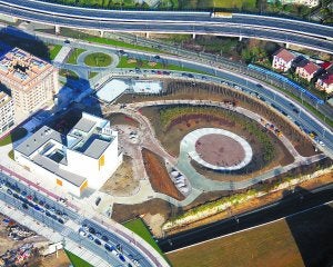 Un nuevo conjunto urbano. La iglesia de Moneo, el jardín y las pistas. ::                             CAPDEQUI EASOFLYERS