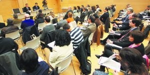 Lleno. En torno a 100 personas de las empresas, los centros educativos y las instituciones de la comarca acudieron a la jornada del Plan Foral Anticrisis 2011. ::                             F. DE LA HERA