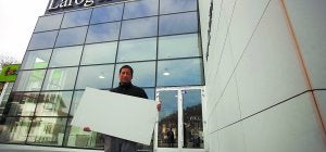 Un empleado de Larogei sujeta una cerámica descontaminante, como las que recubren la fachada de la empresa. ::                             MICHELENA