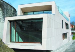 Vistas. Los grandes ventanales de este nuevo centro, orientado hacia la sierra de Aralar, permiten contemplar el Txindoki. ::                             BELAUNTZARAN