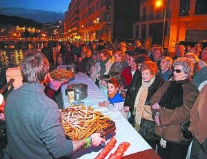 Un momento de la degustación de castañas y churros ayer en Zumalakarregi. ::                             KLISK