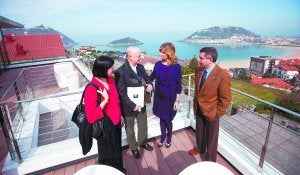 Terraza. La viceconsejera Esteban, Elorza, la ministra Garmendia y el delegado del Gobierno en Euskadi, Cabieces, en la terraza. ::                             USOZ