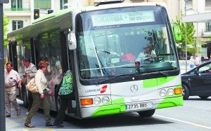 Recorridos. Varios viajeros suben a un autobús del servicio Hondarribia-Donostia. ::
F. DE LA HERA