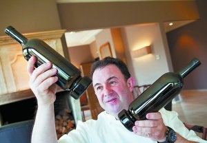 Un sencillo sistema. Berasategui observa dos botellas con el sistema que lleva su nombre, que depura los sedimentos. ::                             USOZ